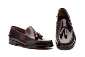 1004 Castellano para caballero con borlas en piel florentik de color Burdeos y suela de cuero, fabricado en España tallas 40 al 45.