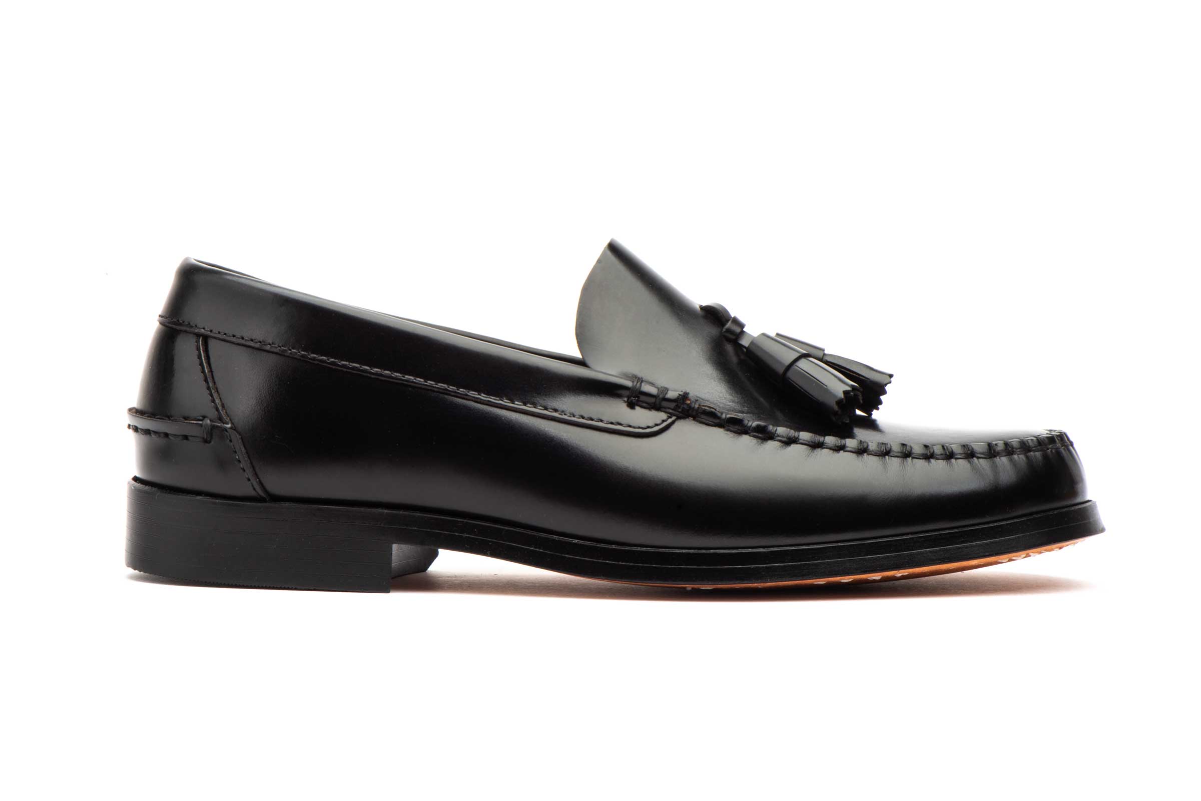 Mocasín de piel para hombre modelo 1004 color negro con borlas y suela de cuero artesanal 2 mocasin piel hombre modelo 1004 color negro